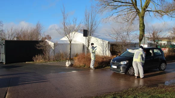 150 Abstriche wurden am allen am Samstag genommen. Das Foto zeigt das Drive-In-Diagnosezentrum am Hangar, wo mittlerweile ein Zelt aufgebaut wurde. Die Menschen werden von Helfern in Schutzkleidung in Empfang genommen und bleiben im Auto sitzen.&nbsp; - &copy; Kreis Lippe