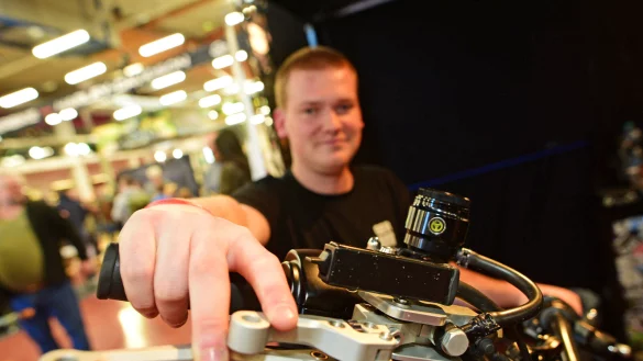 Til Gralla (28) aus Gie&szlig;en vom Verein "Einbeinhelden" hat sein Motorrad seinen Bed&uuml;rfnissen anpassen lassen, so hat er alle Hebel und Schalter an den rechten Lenker bauen lassen, weil er seine linke Hand daf&uuml;r nicht nutzen kann - &copy; Nicole Ellerbrake