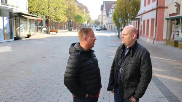 Wenig los im Bereich Am Markt: Marco Gr&auml;fe (links) und Stefan Hollmann stehen vor ihren Gesch&auml;ften. Der Verkehrsversuch hat ihnen Kunden gekostet, sagen sie. Sie hoffen auf Nachbesserungen.&nbsp; - &copy; Alexandra Schaller