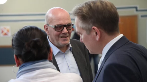 Der Angeklagte Rolf Herbrechtsmeier (links) neben seinem Verteidiger Dr. Carsten Ernst tritt immer noch lautstark auf, beleidigt die Staatsanw&auml;lte in der Prozesspause und rechnet mit einem schnellen Freispruch. - &copy; Bernhard Preuss