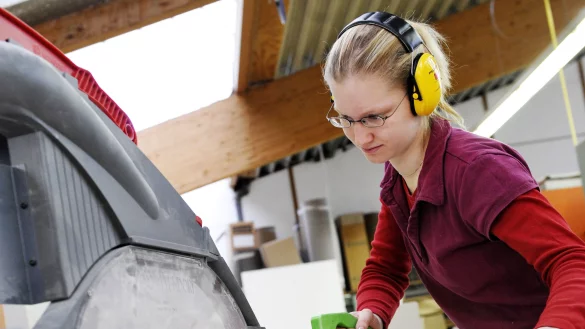 Wer Tischler werden will, muss den Durchblick haben. Der Test der Innung hilft weiter. - &copy; Tischler-Innung NRW