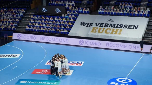"Wir vermissen euch!" - &copy; Foto: Gregor Fischer/dpa