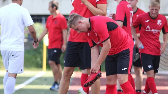 Schuhwechsel: Augustdorfs S&ouml;ren Rottsch&auml;fer versucht es mit neuen bunten &bdquo;Tretern". - &copy; Oliver K&ouml;nig