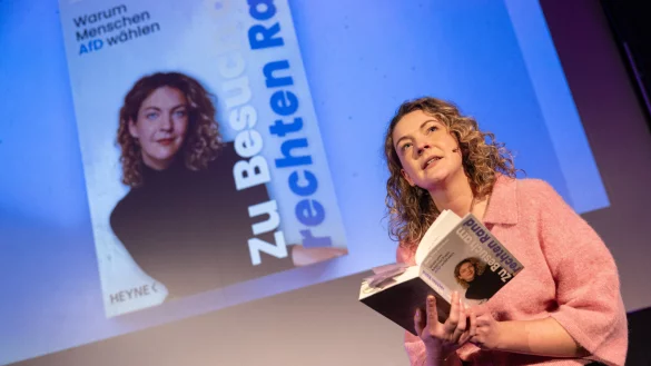 Warum wählen Menschen rechts? Die Bielefelder Journalistin Sally Lisa Starken hat bei Wahlkampfveranstaltungen im Osten Deutschlands mit Dutzenden AfD-Anhängern darüber gesprochen. - © Oliver Krato