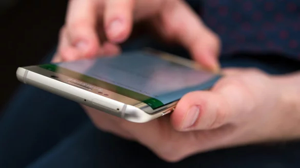 Identifikation per Handy - &copy; Foto: Andrea Warnecke/dpa-tmn