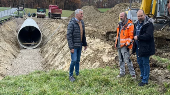 Bild oben: Erster Beigeordneter und Fachbereichsleiter Stadtentwicklung, Thorsten Paulussen (von links), Ernst Sundermann (Fa. HKS Landschaftspflege GmbH, Lage) und Fachteamleiter Stadtentw&auml;sserung, Wasserwirtschaft, Sven Anders, nehmen den Fortschritt der Errichtung des L&ouml;schwasserbeh&auml;lters in Augenschein. - &copy; Stadt Lage