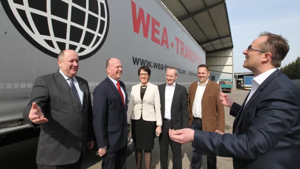 G&auml;ste aus Berlin: Die Bundestagsabgeordneten Heinrich Zertik (CDU, links) und Hartmut Koschyk (CSU, Zweiter von links) lie&szlig;en sich von Alexander Isaak (rechts) die Firma TKA Logistik in Lage vorstellen. Das Familienunternehmen leitet er gemeinsam mit Erika Schultz und ihrem Mann Alexander (Dritter von rechts). Mit auf dem Bild ist Jakob Petker. - &copy; Gerstendorf-Welle