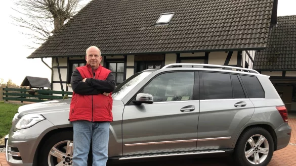 Thomas M&uuml;ller steht vor seinem Mercedes GLK 220. Das Auto hatte er 2017 gebraucht von einem Mercedes-H&auml;ndler gekauft. M&uuml;ller will den Kaufpreis erstatet bekommen, weil der Wagen seiner Ansicht nach mit einer Manipulationssoftware ausgestattet wurde, welche den Aussto&szlig; an Stickoxiden besch&ouml;nigt. - &copy; Sven Kienscherf