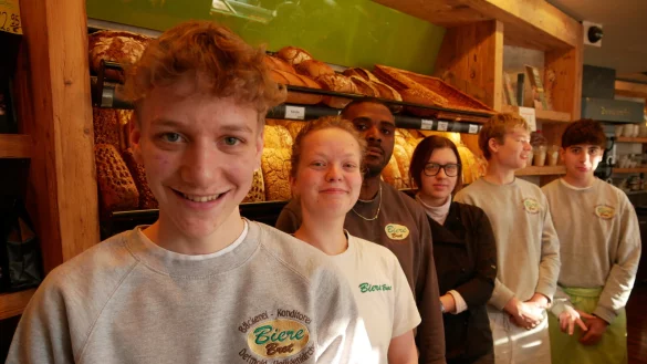 Bj&ouml;rn Bahn (vorne) mit weiteren Auszubildenden und Praktikanten der B&auml;ckerei Biere in Detmold. - &copy; Jemima Wittig