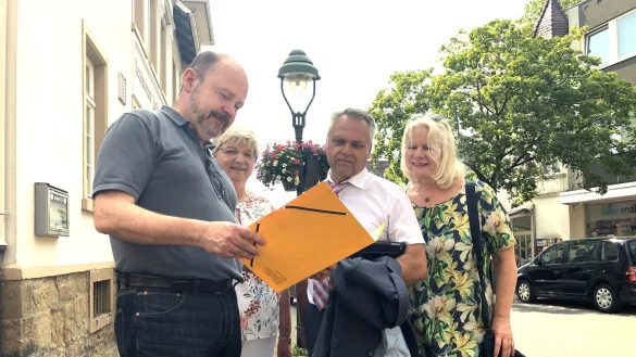 Pl&auml;ne f&uuml;r Sch&ouml;tmar: (von Links) Bernd Zimmermann, Monika Kramer (Verein &bdquo;Sch&ouml;tmar &ndash; Zukunft gestalten"), Dr. Roland Thomas und Reinhild Dauwe (Fachdienst Tiefbau) wollen den Ortsteil aufwerten. - &copy; Sven Kienscherf