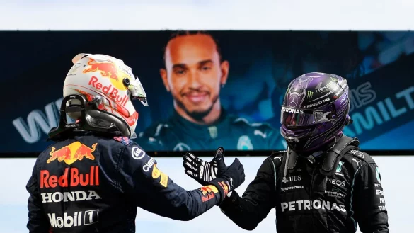 Max Verstappen und Lewis Hamilton - &copy; Foto: Gabriel Bouys/Pool AFP/AP/dpa