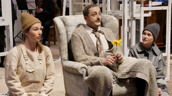 Eine Blume bringt das Eis zum Schmelzen. Mit Chris (Dorothee Bienert), Opa Nils (Irakli Atanelishvili) und Mika (Annima Olivia Battaglia) (von links). - &copy; Thomas Kr&uuml;gler