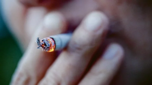 Sch&auml;dlich: Das Rauchen von Zigaretten f&uuml;hrt zu irreparablen Sch&auml;den am 
Lungengewebe und somit zu chronischen Beschwerden. - &copy; DPA