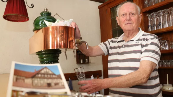 Folgt der Familientradition: Heinrich Thies ist stolz auf das &auml;lteste Haus Horns. In der angeschlossenen Gastronomie zapft er zur Zeit aber nur f&uuml;r Museumsbesucher - &copy; Yvonne Glandien