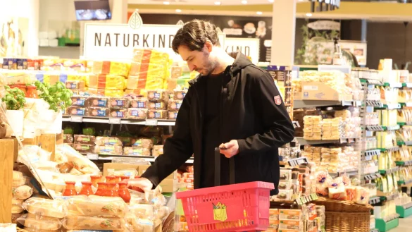 Mit dem Flirtkorb in der Hand schlendere ich durch den Edeka in Hiddenhausen und hoffe darauf, dass ich angesprochen werde. - &copy; Julia Schulz