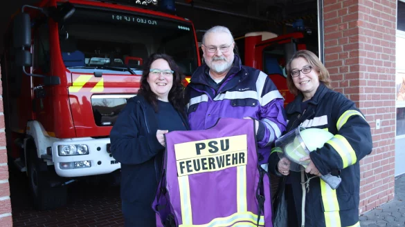Die lila-farbene Weste zeigt an, dass Britta Heuckeroth (v. l.), Michael Bschorr und Petra Schubert zum PSU-Team der Freiwilligen Feuerwehr Leopoldsh&ouml;he geh&ouml;ren. Teils &uuml;bernehmen sie auch Aufgaben bei Eins&auml;tzen im gesamten Kreis und halten ihren Kameraden so oft den R&uuml;cken frei. - &copy; Birgit Guhlke