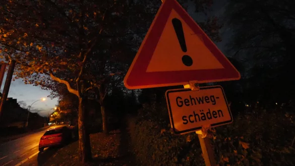 An der Friedhofsmauer an der Blomberger Stra&szlig;e (links) kam es im November 2022 zu einem schmerzhaften Sturz einer Seniorin. Der Fall besch&auml;ftigte sowohl das Landgericht Detmold als auch das Oberlandesgericht Hamm. - &copy; Jost Wolf