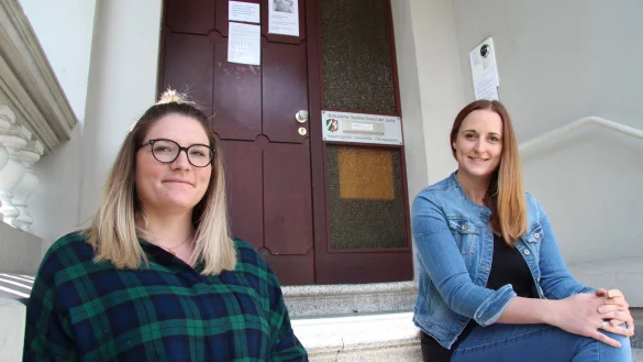 Maja Schlüter und Janna Schmauder (von links) sind Bewährungshelferinnen in Lippe. - © Silke Buhrmester