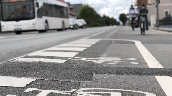 Radfahren am Detmolder Weg &ndash; ein hei&szlig;es Eisen. Nach Meinung der Bezirksregierung gibt es nur eine M&ouml;glichkeit: Ab auf den geplanten Schutzstreifen, auch wenn die Lemgoer Verkehrspolitiker den Gehweg gern parallel f&uuml;r Radler freigegeben h&auml;tten. - &copy; Till Brand