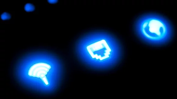 Leuchtanzeige beim Router - &copy; Foto: Franziska Gabbert/dpa-tmn