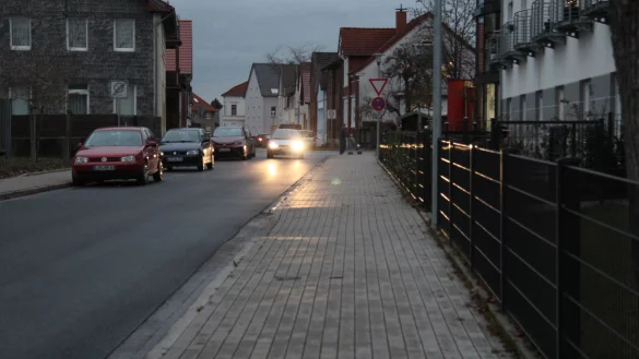 Schr&auml;g gegen&uuml;ber des Karolinenheims sollen zwei Notparkpl&auml;tze eingerichtet werden, so ein B&uuml;rgerantrag. - &copy; Cordula Gr&ouml;ne(LZ)