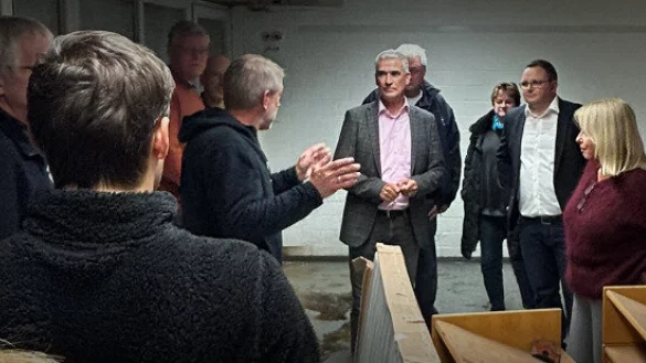 Mitglieder des Planungsausschusses und der Verwaltung schauen sich einen Klassenraum in der Grundschule Ehrentrup an, die aktuell umgebaut wird. - &copy; Stadt Lage