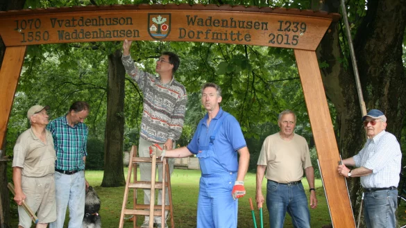 Setzen ein Zeihen f&uuml;r den Dorfmittelpunkt: Walter Schr&ouml;der, Wolfgang Ludwig, Olaf Hanke, Detlef Stock, Fritz Mahlmann sowie Gerhard Treseler (von links) beim Aufbau des Torbogens. FOTO: CASTRUP - &copy; Sandra Castrup
