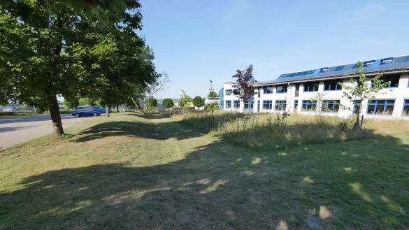 Zwischen dem Lehrerparkplatz und dem Bestandsgeb&auml;ude soll der Anbau ans Gymnasium Horn entstehen. - &copy; Archivfoto: Jost Wolf