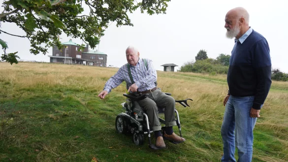 Rudi Brand zeigt Helmut Eichmann die Stelle auf dem K&ouml;terberg, an der die SS-M&auml;nner ihr eigenes Grab schaufeln mussten, wie sie glaubten.&nbsp; - &copy; Michaela Wei&szlig;e