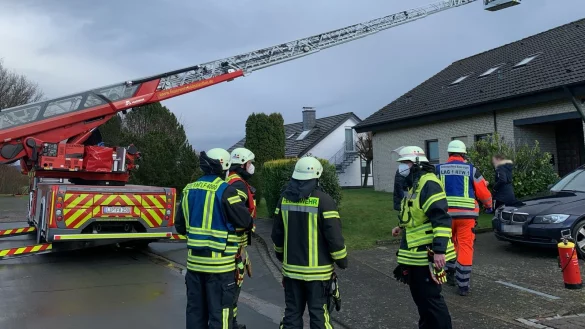 Einsatzkr&auml;fte der Freiwilligen Feuerwehr Bad Salzuflen kontrollieren in der Heinrich-Beckmann-Stra&szlig;e in W&uuml;lfer-Bexten mehrere Geb&auml;ude nach einem Blitzeinschlag. - &copy; Nele Keunecke/Feuerwehr Bad Salzuflen