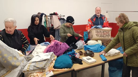Elfriede Schröder-Fett (v.l.), Nazifa Atae, Rohina Atae sowie Manfred und Christa Stuhlmacher gehören beim DRK Bünde zum Team, das die Altkleider sortiert. - © Sven Hauhart