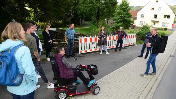 Die Teilnehmer kontrollieren die Br&uuml;cke an der Stra&szlig;e am Jacobis Hofe. - &copy; Nicole Ellerbrake