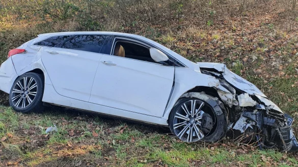 Bei der Kollision landete eins der Fahrzeuge im Graben. - &copy; Feuerwehr Barntrup