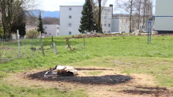 &Uuml;berreste der verkohlten Matratze liegen auch noch mehr als eine Woche nach dem Brand vor dem Hochhaus. - &copy; Cordula Gr&ouml;ne