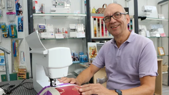 Zeigt die Technik: Dieter Wipijewski vom N&auml;hmaschinen-Zentrum Lippe in Detmold n&auml;ht an einer modernen Pfaff-Maschine mit digitalem Display. - &copy; Yvonne Glandien