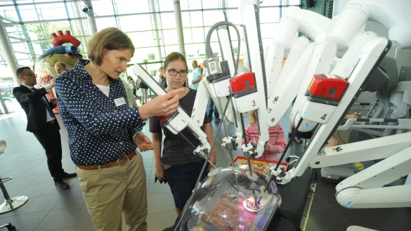 High-Tech zum Anfassen: Der OP-Roboter stieß beim Gesundheitstag in Lemgo auf großes Interesse. - © Nicole Ellerbrake