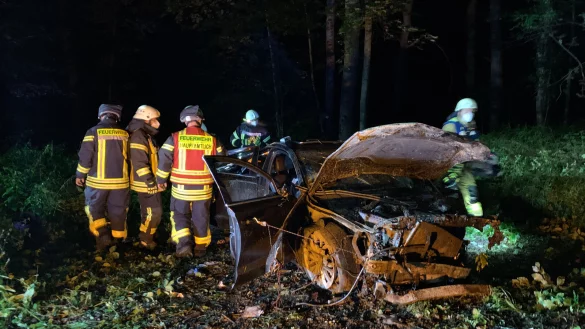 Nur noch Schrott: Der Audi liegt v&ouml;llig zerst&ouml;rt auf einem Waldweg zwischen W&uuml;sten und Bad Salzuflen. - &copy; Daniel Hobein/Feuerwehr Bad Salzuflen