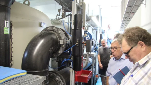 Schwimmmeister Roberto Krierke (links) erkl&auml;rt den Sportausschussmitgliedern, wo &uuml;berall die Technik marode ist und Reparaturen wenig gebracht haben. - &copy; Dieter Asbrock