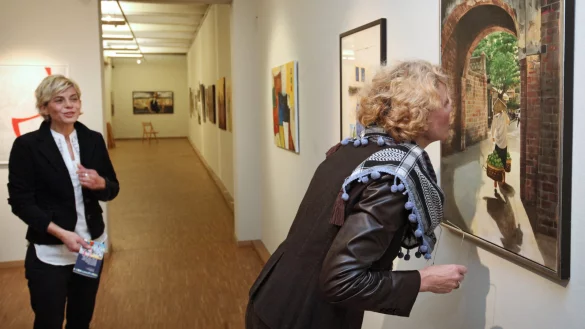 Blick ins Bild: Landesverbandsvorsteherin Anke Peithmann (rechts) und Projektleiterin Vera Scheef bei der Vorab-Ausstellung zu den &bdquo;Offenen Ateliers" 2013. Ab sofort soll die Aktion nur noch alle zwei Jahre stattfinden. - &copy; Archiv: Bernhard Preu&szlig;