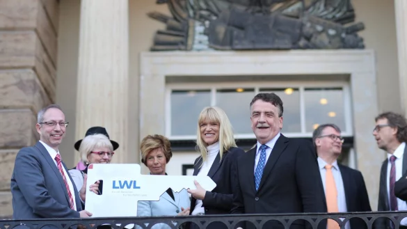 Symbolische Schl&uuml;ssel&uuml;bergabe: (v.l.). LWL-Landschaftsdirektor Matthias L&ouml;b, LWL-Politikerin Birgit H&auml;rtel (SPD), die CDU-Landtagsabgeordnete Kirsten Korte, LWL-Kulturdezernentin Barbara R&uuml;schoff-Thale, Minister Michael Groschek, Peter Kienzle, Gesch&auml;ftsf&uuml;hrer der Stiftung Preu&szlig;en-Museum, und Mindens B&uuml;rgermeister Michael J&auml;cke (SPD). - &copy; Alex Lehn