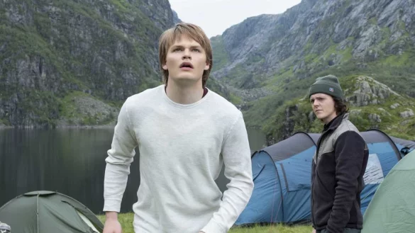 Magne (David Stakston) entdeckt beim Campen im Gebirge rund um die Stadt Edda ein dunkles Geheimnis. Sein Bruder Laurit (Jonas Strand Gravli, rechts im Bild) hat derweil ganz andere Sorgen... - &copy; Netflix