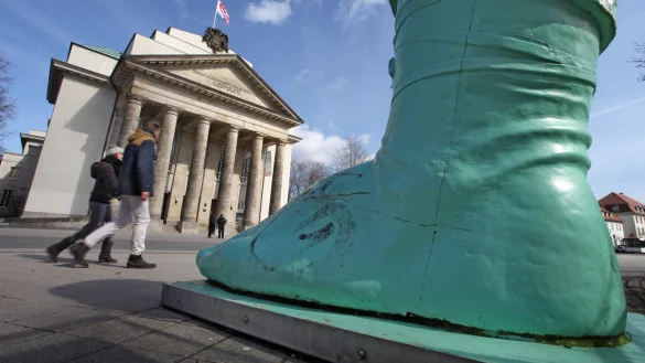 Hermanns Fu&szlig; steht zum Kick bereit: Der Landesverband Lippe hat den Mietvertrag mit dem Landestheater fristgerecht gek&uuml;ndigt. - &copy; Bernhard Preuss