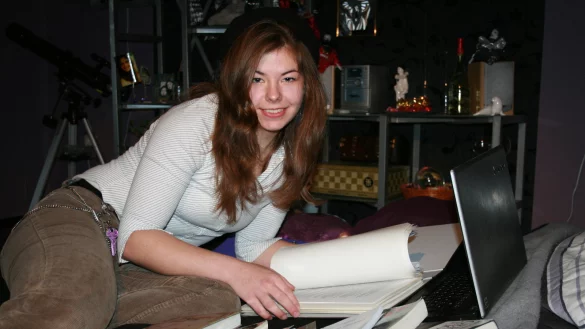 Tr&auml;umt von einer Karriere als Schriftstellerin: Raven Elisabeth Dietzel, die bereits als Siebenj&auml;hrige ihre ersten Gedichte verfasst hat, schreibt t&auml;glich auf dem Laptop an ihrem dritten Roman. - &copy; Patrick Bockwinkel