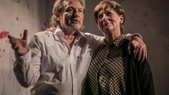 Er spielt lieber Gold, sie geht lieber zu Lesungen von Martin Walser: Lore (Kerstin Klinder) und Harry (J&uuml;rgen Roth) sind seit vierzig Jahren verheiratet. Im Grabbe-Haus gibt es Lebensweisheiten und Altersgr&uuml;beleien zu erleben. Foto: Landestheater Detmold/Jochen Quast - &copy; Landestheater Detmold / Jochen Quast