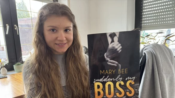 Marie Beckmann mit ihrem neuesten Werk, einer erotischen Büro-Romanze. - © Sandra Castrup