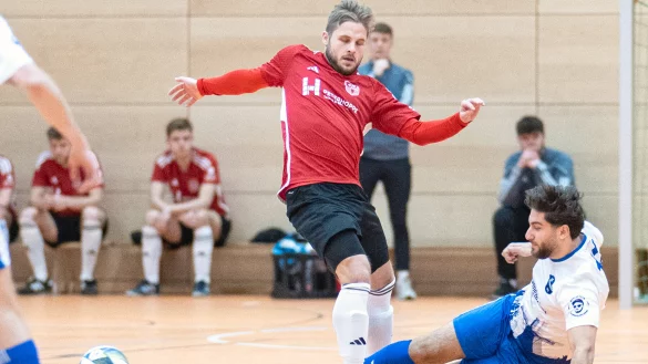 Intensiv: Kevin Sömmer (links) vom TuS Lipperreihe wird von SG Bentorf/Hohenhausen-Akteur Jonas Ramadan (rechts) hart attackiert. - © Egon Penner(LZ)