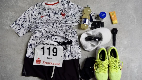 Eine gute Vorbereitung hilft: Schuhe, Kleidung, Kleiderbeutel, Startnummer, Transponder-Chip, Laufuhr mit vollem Akku und Verpflegung sollten am Vorabend bereitliegen. - © Arne Bensiek