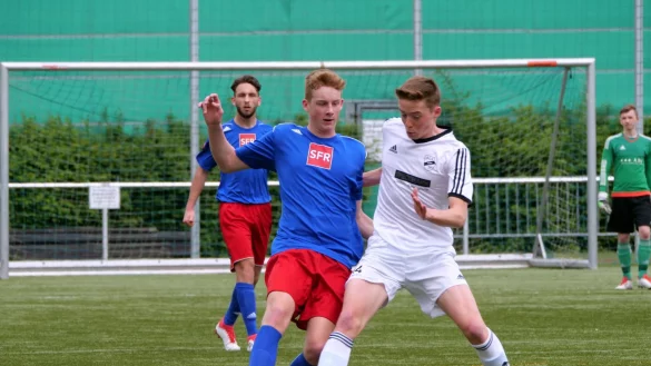 Sieger im Spitzenspiel: Die Lemgoer A-Junioren Niklas Haupt und Batuhan Kocak (hinten links) hielten den Tabellenzweiten SC Verl II beim 4:1-Sieg in Schach. - &copy; J&ouml;rg Hagemann