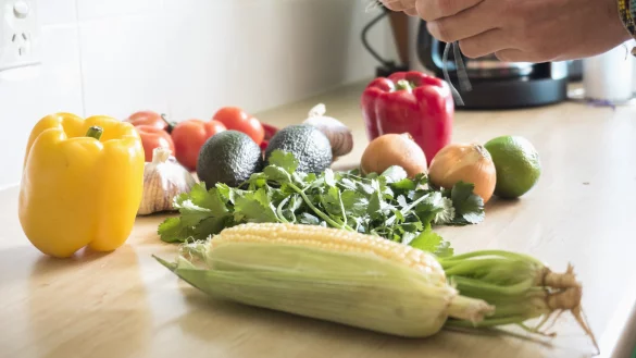 Nur Obst und Gem&uuml;se statt Fleisch, Milch und Fisch - das ist leichter gesagt als getan. - &copy; picture alliance/Bildagentur-online