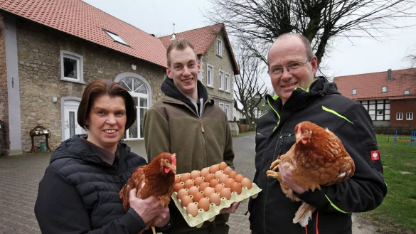 Die H&uuml;hner von (von links) Silke, Sebastian und Alexander Horn k&ouml;nnen, wenn alles gut l&auml;uft, schon bald in einem modernen Stall samt Freigel&auml;nde auf der H&ouml;rster Egge leben. - &copy; Bernhard Preuss